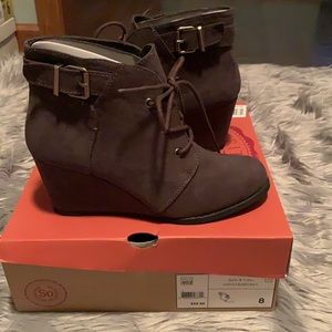 NWT SO lace up wedge boots